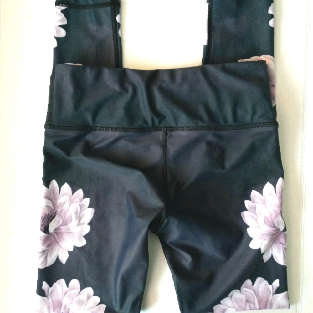 Noli yoga leggings athletic bottoms. Dark gray with purple flower